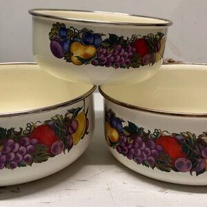 Cornucopia brandFruit-Pattern Enamel Bowls - Cream with Purple & Red Fruit Motif